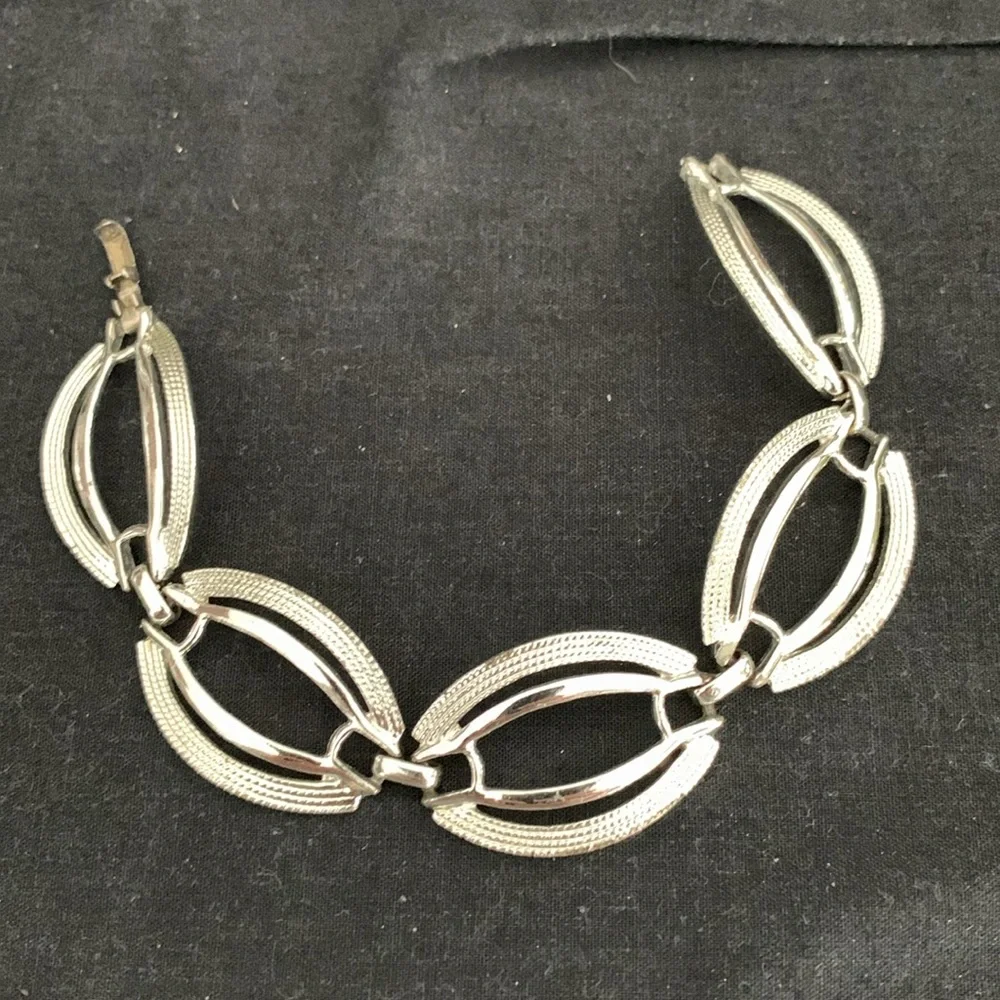 4 bracelets - Picture 4 of 5